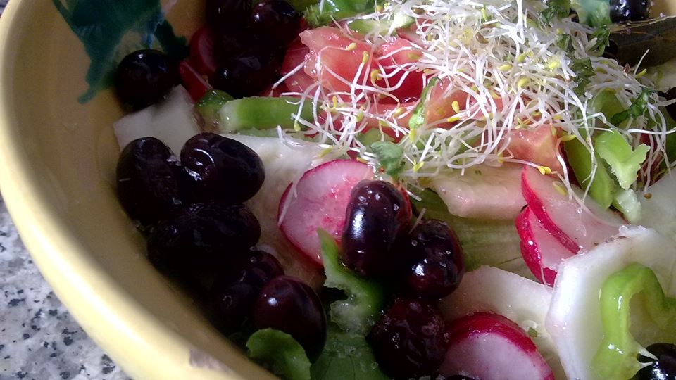 Salad,_Romaine_lettuce,_cucumber,_tomato,_green_pepper,_radish,_alfalfa_sprouts,_black_olives,_lemon_juice,_salt_&_olive_oil_(7765310086)