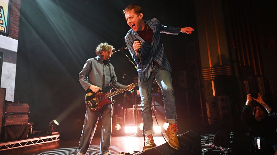 "Havia pessoas a tirar a roupa em palco": Simon Rix, dos Kaiser Chiefs, lembra a noite caótica que inspirou "I Predict A Riot"