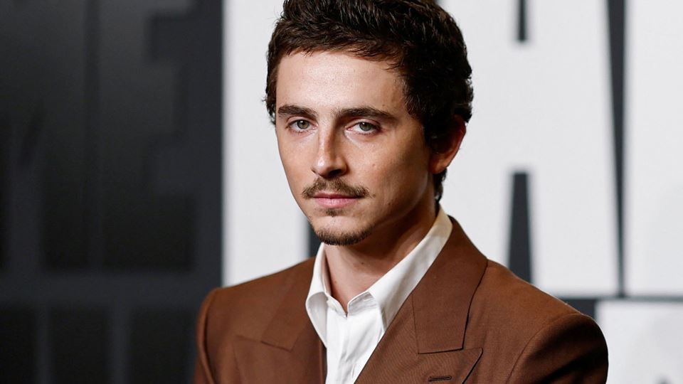 Timothée Chalamet recebe pastéis de nata de fã portuguesa na antestreia de filme em Paris